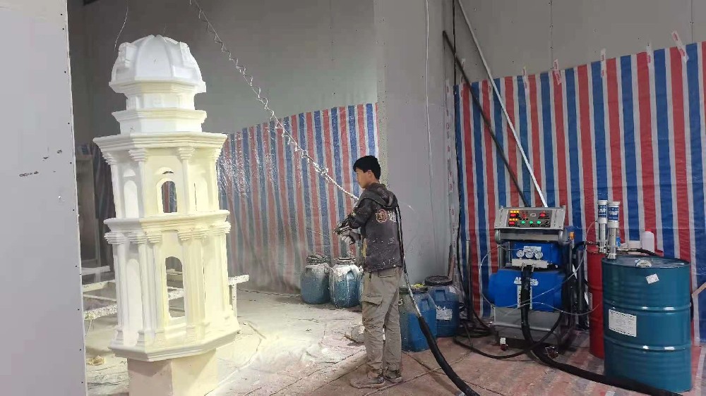 泡沫雕塑為何要噴聚脲